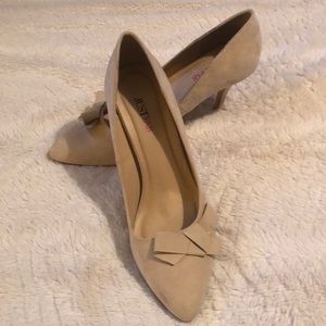 Nude bow pumps